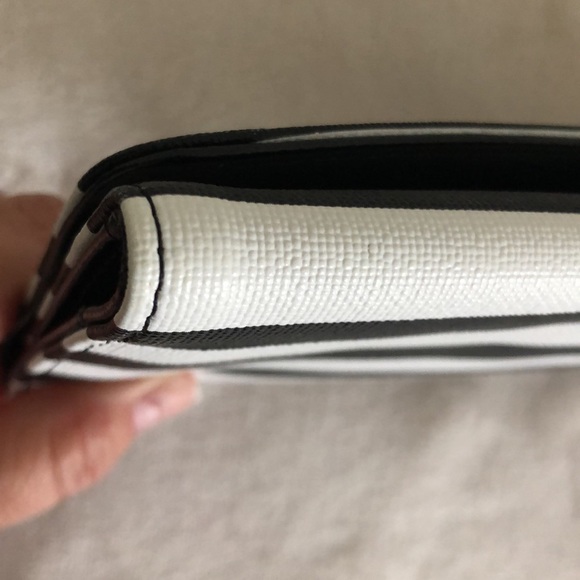 NWOT Kut From The Kloth Wallet Black/White Striped with dust cover - Picture 6 of 7